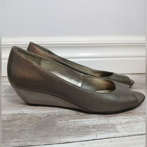 Naturalizer Metallic Wedge Peep Toe Shoes – Women’s 5.5 Bronze Snakeskin Texture